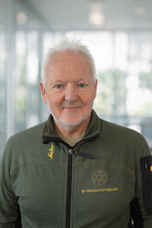 Mann med lyst hår i grønn jakke